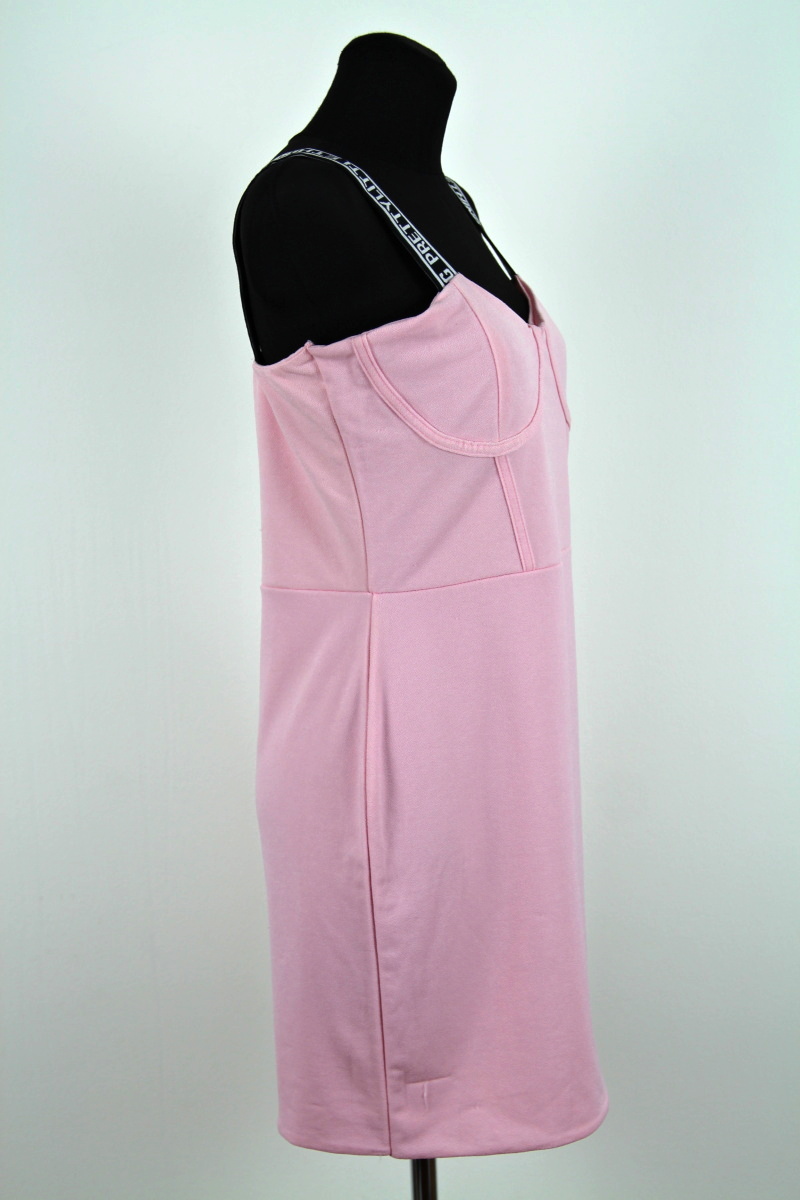 Růžové šaty, Prettylittlething